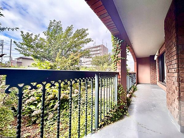 緑豊かな植栽とクラシカルなレンガ調デザインが魅力的な専用庭！屋根付きテラスで日差しを遮りながら、ガーデニングや季節の移ろいを楽しめます。戸建て感覚でゆったり過ごせる魅力的なプライベート空間です。