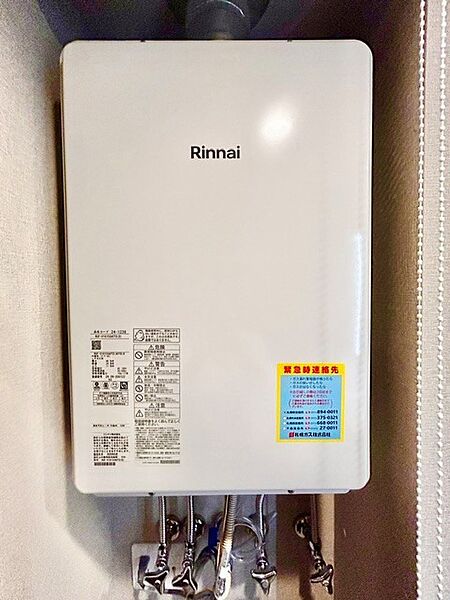 新規交換済みのリンナイ製ガスボイラー（給湯器）。寒冷地・札幌の冬でも安心・快適にお湯が使えます。壁掛けタイプの省スペース設計で見た目もすっきり。日々の暮らしを足元から支える頼もしい設備です。