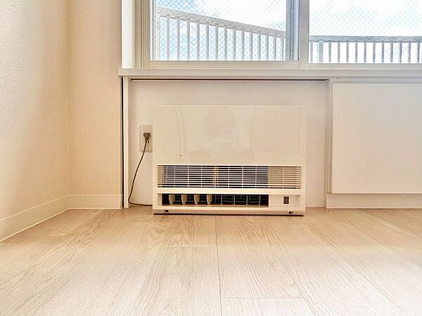 窓下にすっきりと収まる足元設置型の温水ファンコンベクター。足元から部屋全体へ素早く温風を行き渡らせ、寒い冬場も快適な室温をキープ。場所を取らないコンパクト設計で空間を広く使えます。