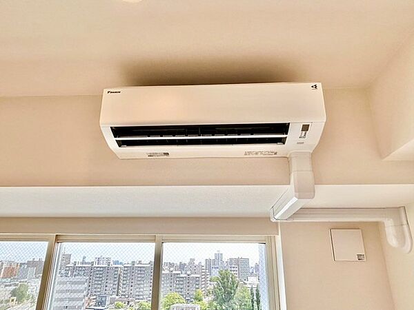 新規設置済みのダイキン製エアコン。配管カバーもきれいに施工されており、見た目もすっきり清潔感があります。暑い夏場も入居初日から快適にお過ごしいただけ、初期費用を抑えられる嬉しい設備です。