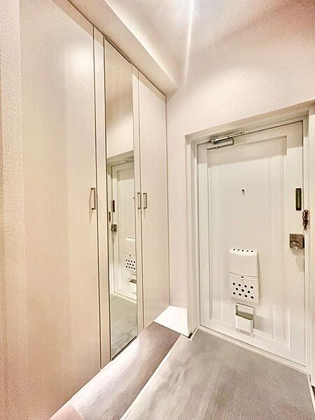 天袋まで届くトールサイズの大容量シューズボックスを備えた機能的な玄関！扉には便利な姿見鏡が付いており、お出かけ前の身支度チェックも完璧です。白を基調とした爽やかで清潔感あふれる空間が広がります。