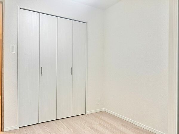 壁面と美しく調和するホワイトカラーの大型クローゼット！すっきりとした折れ戸デザインで開閉時も場所をとらず、空間を広々と有効活用できます。衣類や日常の荷物をまとめてしまえる抜群の収納力です。