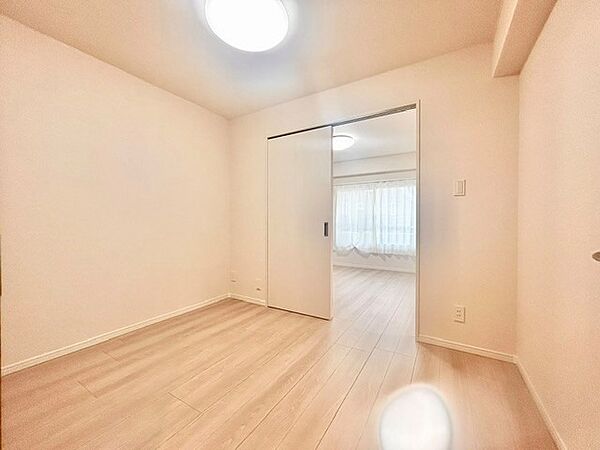 引き戸の奥に隣室が見渡せる解放感ある洋室！扉を開ければ奥行きのある空間が広がり、個室としても一体空間としても自由に使えます。白と木目調のやさしい雰囲気が魅力的で、多目的に使いやすいお部屋です。