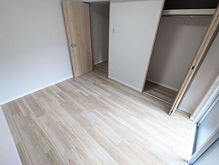 すっきりとした間取りで、さまざまな使い方が広がる多目的な部屋。