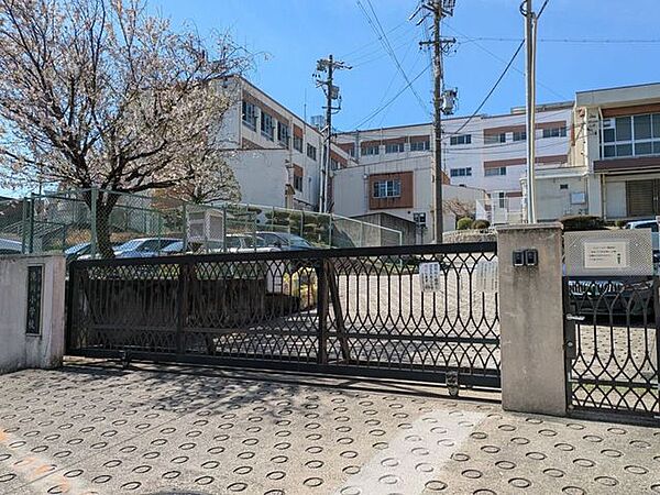 滝川小学校 940m