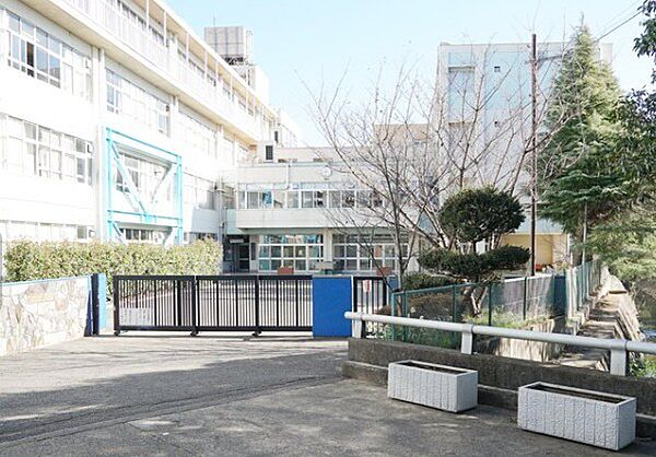 中学校「八千代市立八千代台西中学校まで1424m」