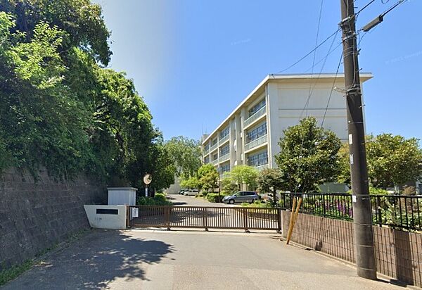 中学校「佐倉市立上志津中学校まで421m」