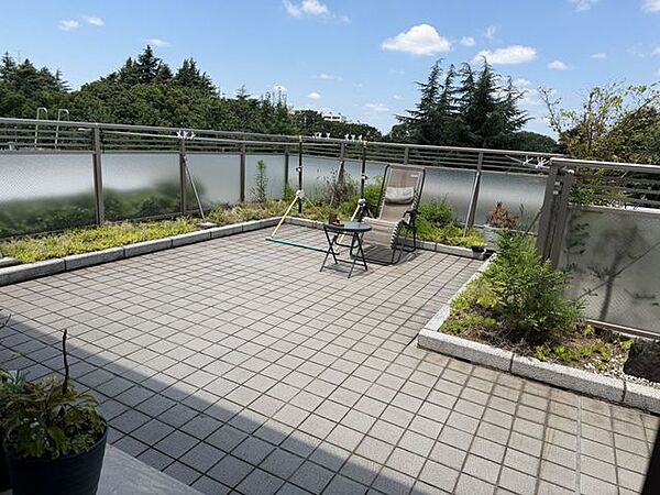 ルーフテラス面積40.90m2気持ちのいい空が見渡せる広いバルコニー。爽やかな風を感じて、心躍る素敵な暮らしが始まります