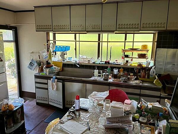 キッチンは幅があり調理スペースもしっかり確保されています。