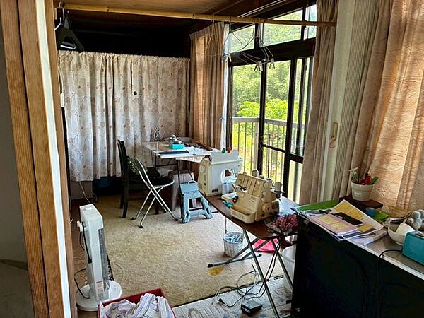 1階の広縁です。通常の広縁より広く明るいので、外を眺めながらのんびりしたり何か作業を楽しむことができます。