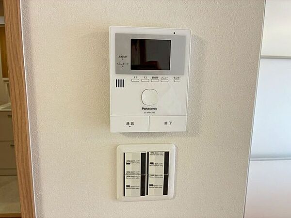 室内のモニター付きインターホンです。不在時の来客録画機能や、ドアを開けずに誰が来たか確認出来るので防犯面でも安心です。