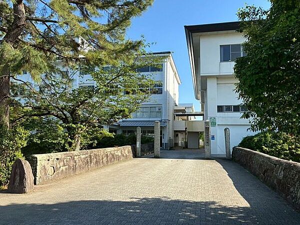 日出小学校 1040m