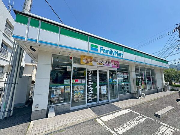 ファミリーマート　別府荘園店 790m