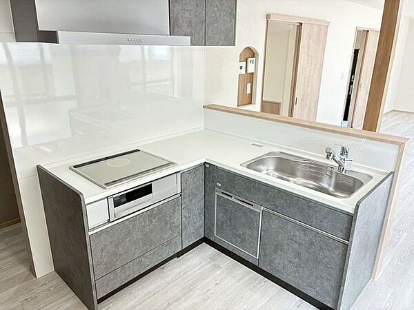 キッチンはL型タイプに新品交換済です。