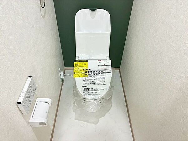 1階トイレも便器便座交換、天井や壁のクロス貼替、床のクッションフロアも交換済です。新しいトイレで新生活をスタート出来るのはうれしいですね。