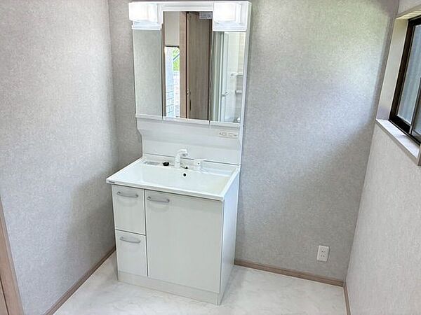 洗面所もリフォーム工事を行い綺麗な空間になっています。新しい洗面台も収納がたくさんあり使い勝手が良いです。