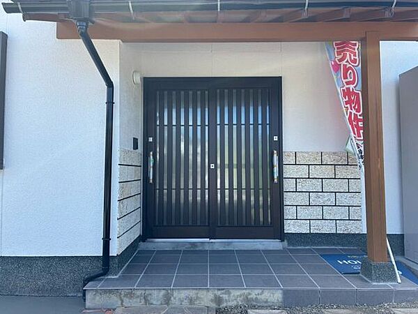 玄関ドアは和の装いで趣のある、引違いタイプに新品交換済です。