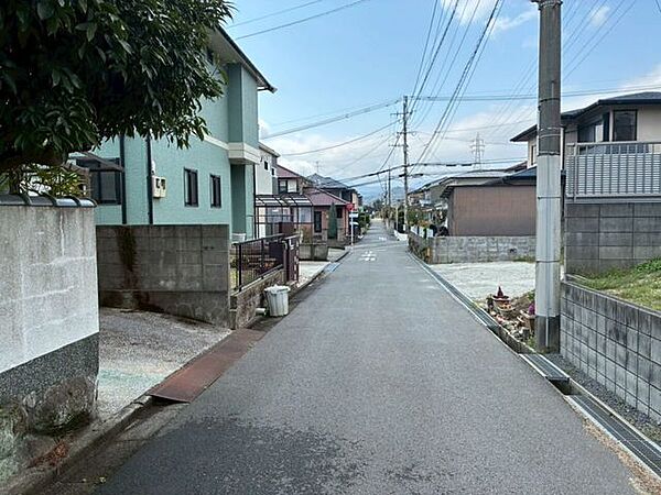 敷地の北東側に接している道路です。