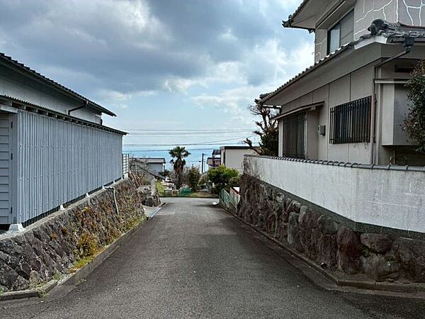 敷地の北西側に接している道路です。