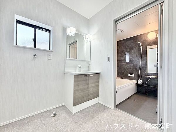 ■清々しいリフレッシュ空間■自分を磨き、気持ちを切り替える。心地よい光が差し込むプライベートスペース。