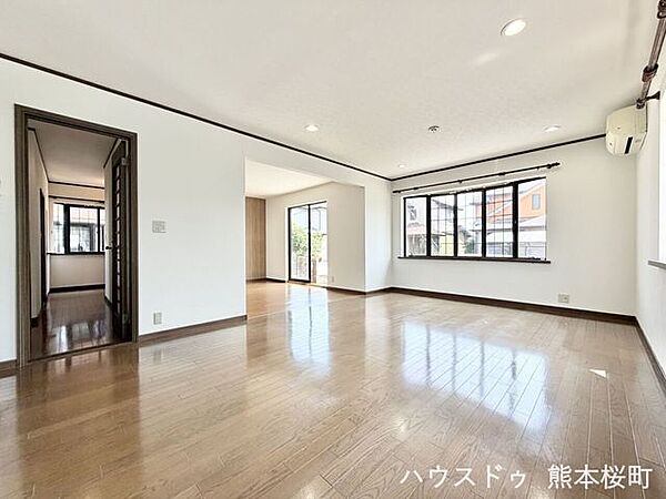 ■安らぎと笑顔の中心地■陽光が優しく降り注ぎ、会話が自然と弾む。ここでは、毎日が特別な時間へと変わります。