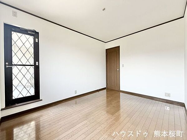 ■2階6帖洋室■寝室、書斎、趣味の部屋。家族の成長やライフスタイルに合わせ、様々な使い方ができる快適な空間です。