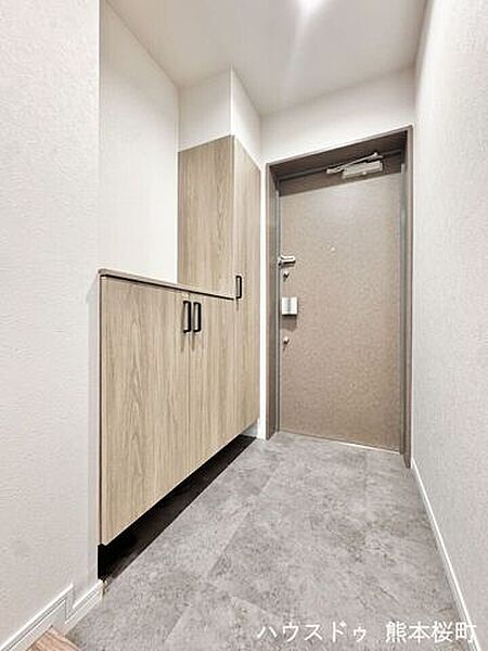 ■「ただいま」の安堵をくれる場所■訪れる人を迎え入れ、帰るたびにホッと一息つける、明るく機能的なエントランス。