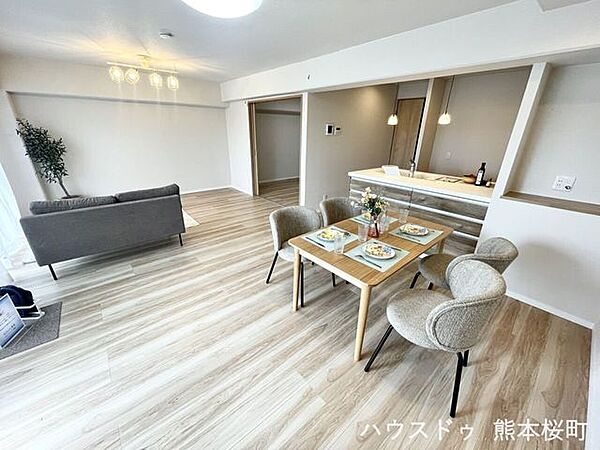 ■安らぎと笑顔の中心地■陽光が優しく降り注ぎ、会話が自然と弾む。ここでは、毎日が特別な時間へと変わります。
