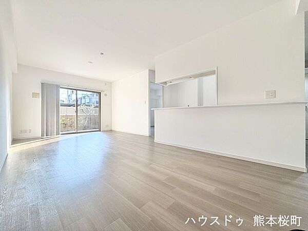 ■安らぎと笑顔の中心地■陽光が優しく降り注ぎ、会話が自然と弾む。ここでは、毎日が特別な時間へと変わります。