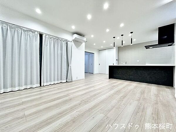 ■安らぎと笑顔の中心地■陽光が優しく降り注ぎ、会話が自然と弾む。ここでは、毎日が特別な時間へと変わります