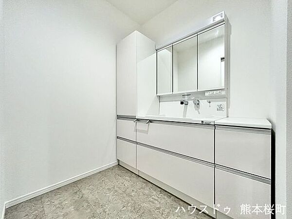 ■清々しいリフレッシュ空間■自分を磨き、気持ちを切り替える。心地よい光が差し込むプライベートスペース