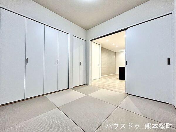 ■憩いと多用途の万能空間■ゲストをもてなし、昼寝や家事にも使える、畳のぬくもりが心地よい多目的スペース