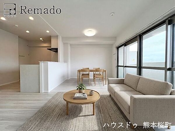 ■家族の笑顔が集う中心地■お気に入りの家具を迎え、窓からは心地の良い光が差し込みます。※ＣＧで家具を配置しています。