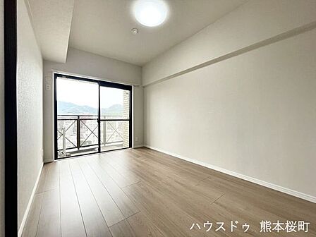■2階5.7帖洋室■寝室、書斎、趣味の部屋。家族の成長やライフスタイルに合わせ、様々な使い方ができる快適な空間です。