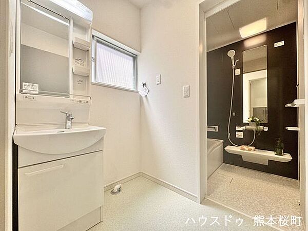 ■清々しいリフレッシュ空間■自分を磨き、気持ちを切り替える。心地よい光が差し込むプライベートスペース。