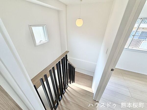 ■暮らしを繋ぐ、明るい動線■採光窓から光が差し込み、足元を優しく照らす。安全で快適な、家族の生活を支える縦の繋がりです。