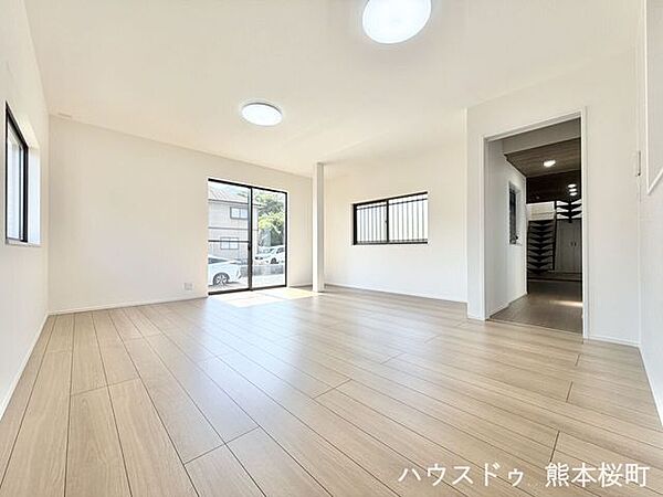 ■安らぎと笑顔の中心地■陽光が優しく降り注ぎ、会話が自然と弾む。ここでは、毎日が特別な時間へと変わります。