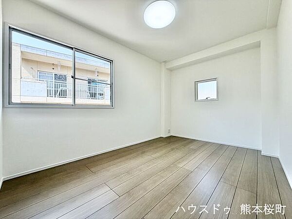 ■2階5帖洋室■寝室、書斎、趣味の部屋。家族の成長やライフスタイルに合わせ、様々な使い方ができる快適な空間です。