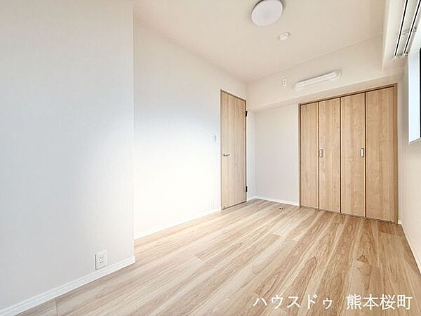 ■2階5帖洋室■寝室、書斎、趣味の部屋。家族の成長やライフスタイルに合わせ、様々な使い方ができる快適な空間です。