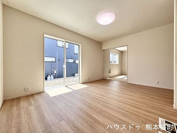■安らぎと笑顔の中心地■陽光が優しく降り注ぎ、会話が自然と弾む。ここでは、毎日が特別な時間へと変わります。
