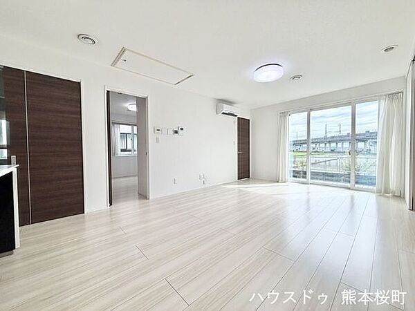 ■安らぎと笑顔の中心地■陽光が優しく降り注ぎ、会話が自然と弾む。ここでは、毎日が特別な時間へと変わります。