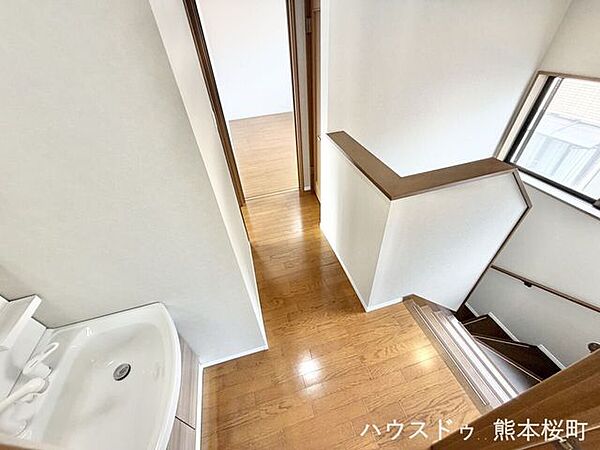 ■暮らしを繋ぐ、明るい動線■採光窓から光が差し込み、足元を優しく照らす。安全で快適な、家族の生活を支える縦の繋がりです。