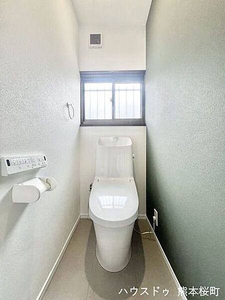 【トイレ新規交換】トイレは温水洗浄便座付きで年中快適にご使用いただけます☆窓から光も入り、換気も簡単に行え清潔感のあるトイレとなっております♪
