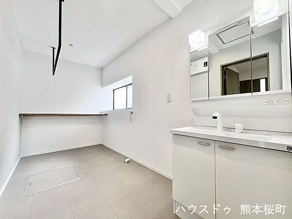 【洗面化粧台新規交換】オシャレなハンギングバー付きでお洗濯物を干すことができます♪広々としてゆとりがあるので、お子様と一緒でも余裕をもってお着替えができます◎