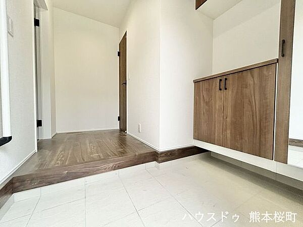■「しまう」が叶える美しい玄関■大容量のシューズボックスがあることでいつも整理された、気持ちの良い「家の顔」を保てます。