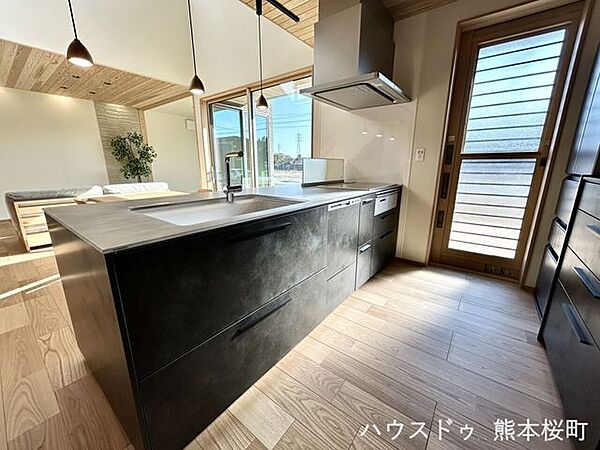 ■□■家族の「美味しい」が集まる、喜びを生み出す舞台■□■高い機能性と美しいデザインを両立。料理する人も、待つ人も、笑顔になれる場所です