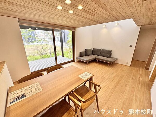 ■安らぎと笑顔の中心地■陽光が優しく降り注ぎ、会話が自然と弾む。ここでは、毎日が特別な時間へと変わります。