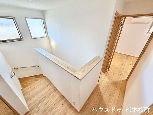 ■暮らしを繋ぐ、明るい動線■採光窓から光が差し込み、足元を優しく照らす。安全で快適な、家族の生活を支える縦の繋がりです。