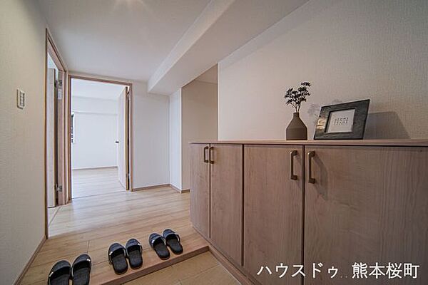 ■「しまう」が叶える美しい玄関■大容量のシューズボックスがあることでいつも整理された、気持ちの良い「家の顔」を保てます。