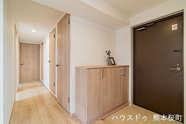 ■「ただいま」の安堵をくれる場所■訪れる人を迎え入れ、帰るたびにホッと一息つける、明るく機能的なエントランス。
